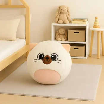 duża, okrągła piłka z wizerunkiem kota gotowa do zabawy