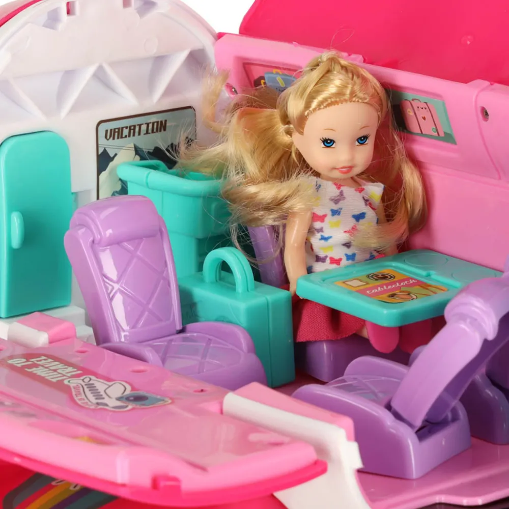 stolik i rozkładane fotele widoczne we wnętrzu samolotu