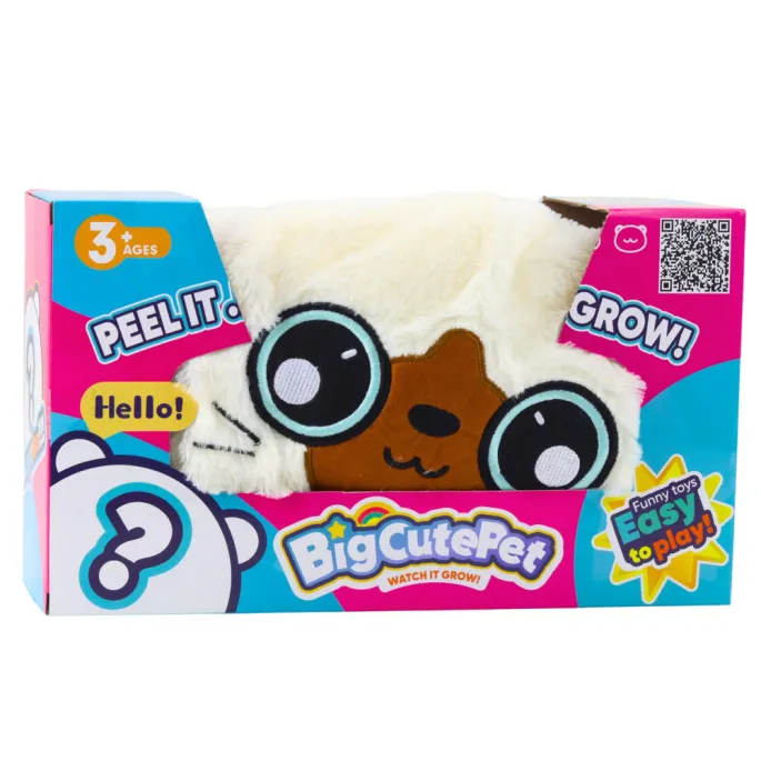 białawy pluszowy kotek jako piłka do skakania leżący na dywanie