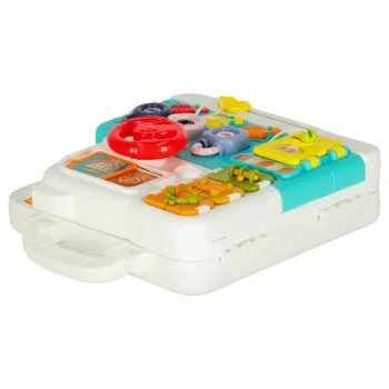 miś do przebierania - zapinanie pasków i zatrzaskiwanie klamerek