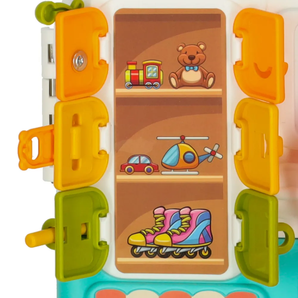 dziecko bawiące się tablicą sensoryczną w kształcie misia walizki