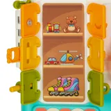 dziecko bawiące się tablicą sensoryczną w kształcie misia walizki