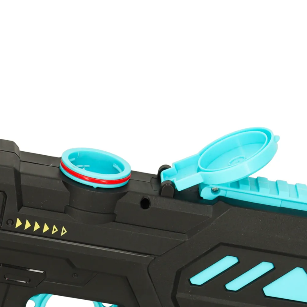 dziecko trzymające pistolet karabin na wodę podczas zabawy