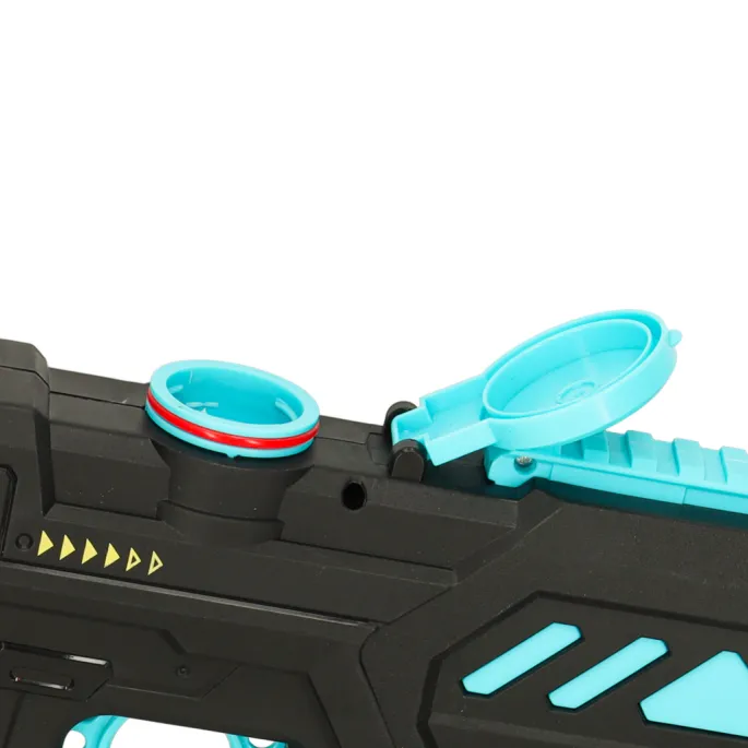 dziecko trzymające pistolet karabin na wodę podczas zabawy