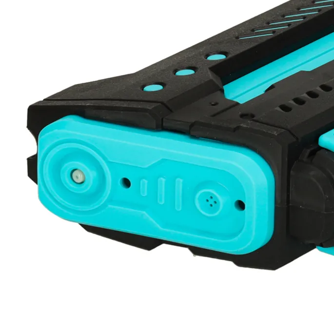 czarny pistolet na wodę leżący na trawie na podwórku