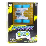 widok auta akrobatycznego podczas jazdy po płaskiej powierzchni