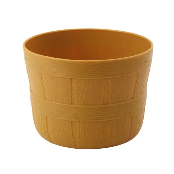 Ręka dziecka krojąca owoc z zestawu edukacyjnego