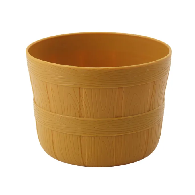 Ręka dziecka krojąca owoc z zestawu edukacyjnego