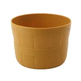 Ręka dziecka krojąca owoc z zestawu edukacyjnego