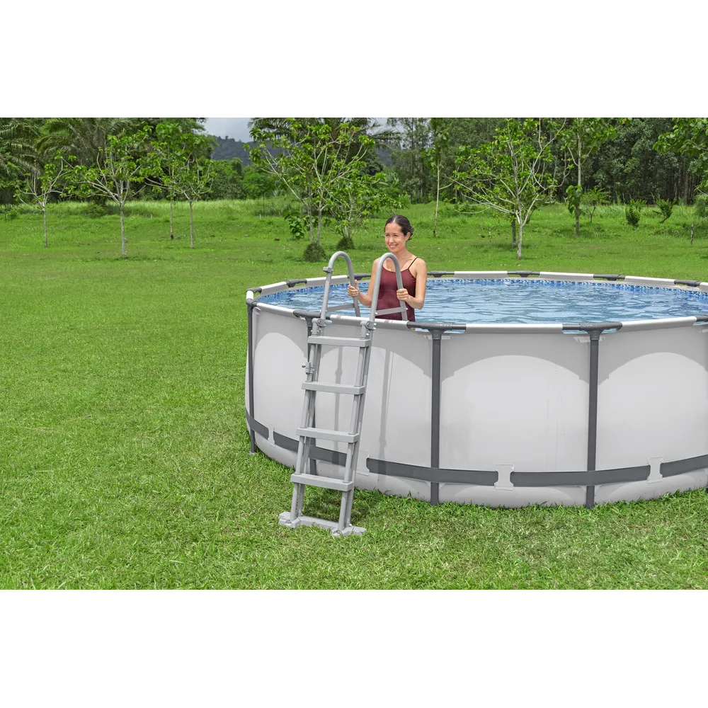 Drabinka basenowa z antypoślizgowymi stopniami przy basenie ogrodowym