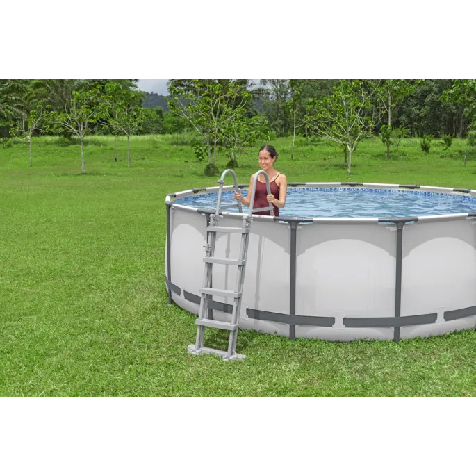 Drabinka basenowa z antypoślizgowymi stopniami przy basenie ogrodowym