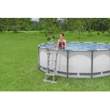 Drabinka basenowa z antypoślizgowymi stopniami przy basenie ogrodowym