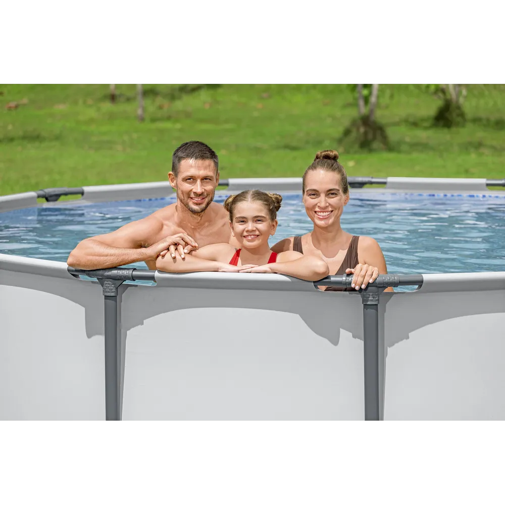 Basen stelażowy z wypełnioną wodą ustawiony w ogrodzie