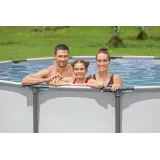 Basen stelażowy z wypełnioną wodą ustawiony w ogrodzie