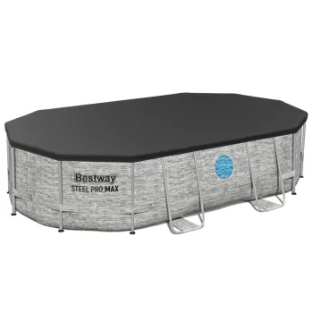 widok na wnętrze basenu z wodą