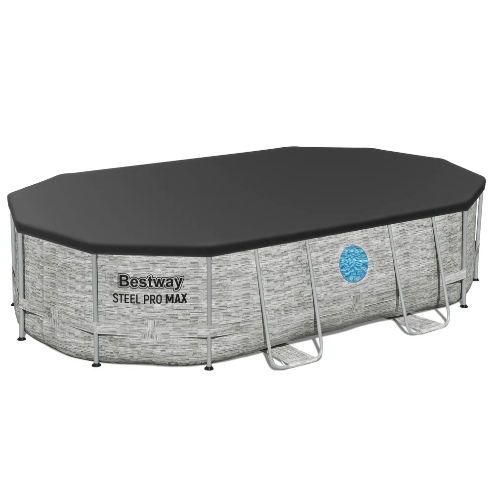 widok na wnętrze basenu z wodą