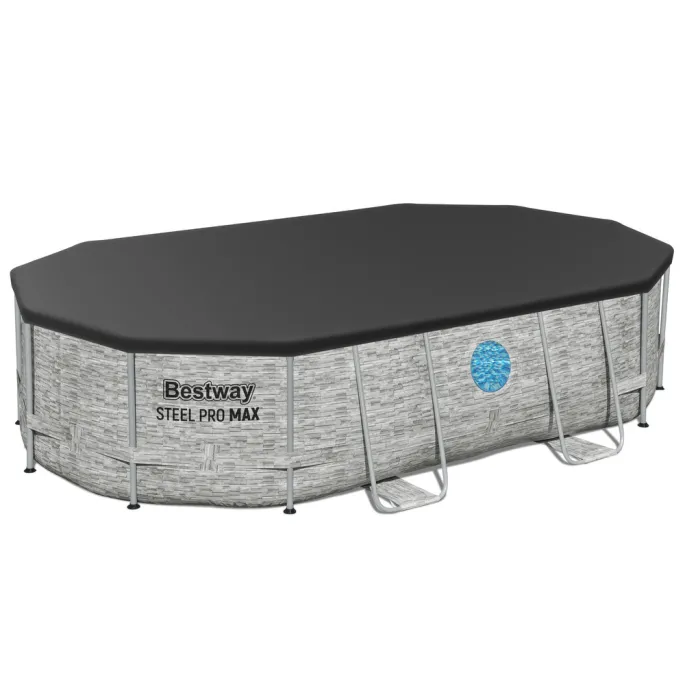 widok na wnętrze basenu z wodą