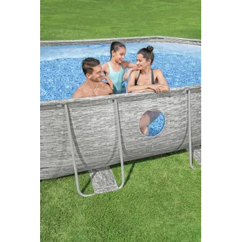 wzmocniona niecka basenu na tle ogrodu