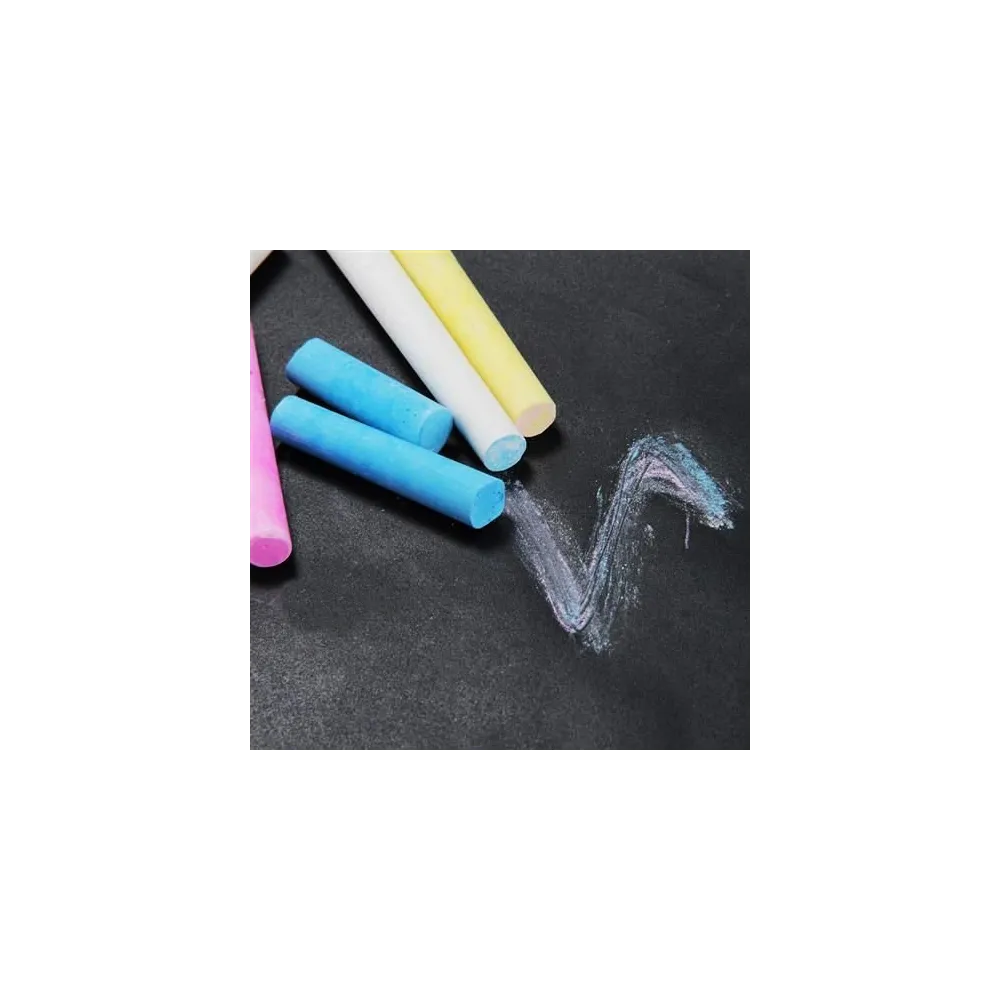 Widok tablicy kredowej z zestawem kred białych i kolorowych