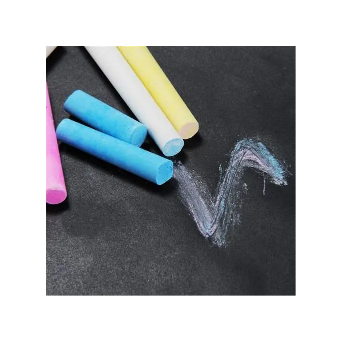 Widok tablicy kredowej z zestawem kred białych i kolorowych