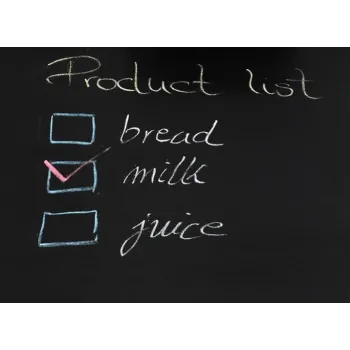 Prezentacja rolki tablicy kredowej rozwiniętej na stole