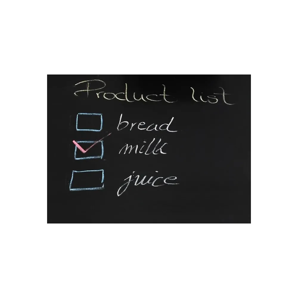 Prezentacja rolki tablicy kredowej rozwiniętej na stole