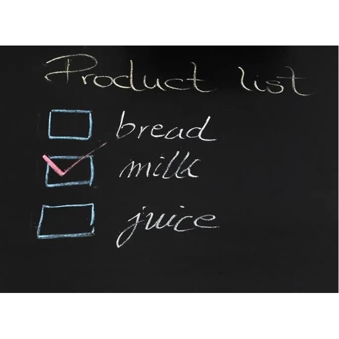 Prezentacja rolki tablicy kredowej rozwiniętej na stole