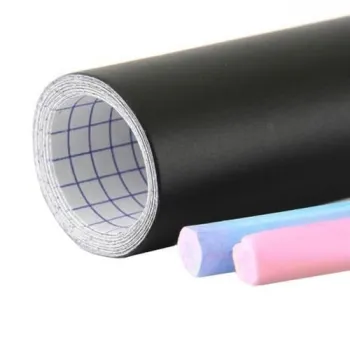 Tablica kredowa samoprzylepna pokazana przed pocięciem na wymiar