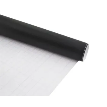 Widok całego zestawu tablica kredowa plus kredy na jasnym tle