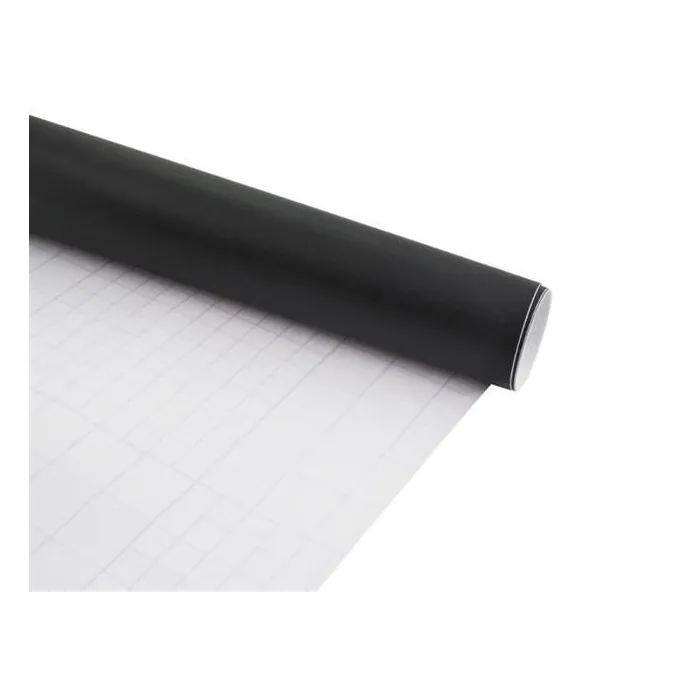 Widok całego zestawu tablica kredowa plus kredy na jasnym tle