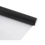 Widok całego zestawu tablica kredowa plus kredy na jasnym tle