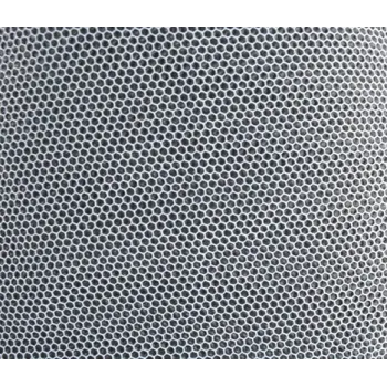 Delikatna siateczka moskitiery na tle spacerówki