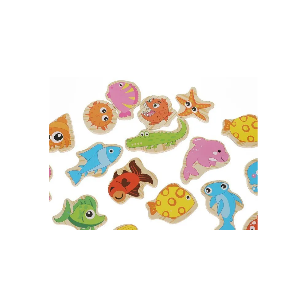 ręka dziecka chwytająca rybkę za pomocą wędki z magnesem