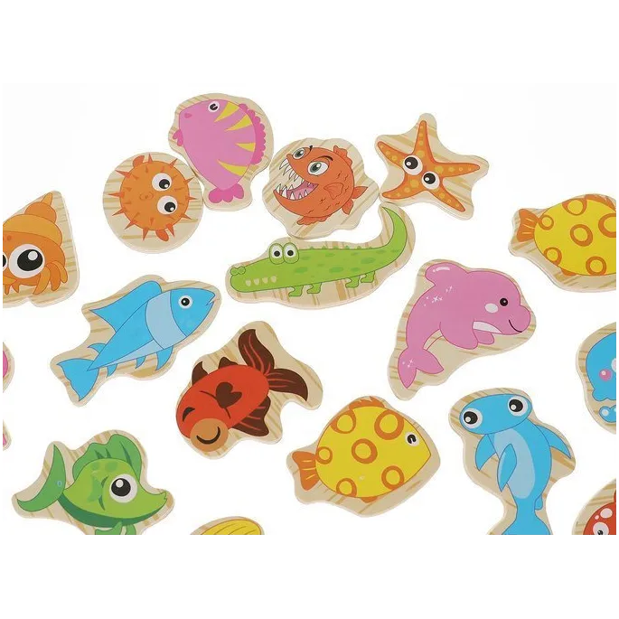 ręka dziecka chwytająca rybkę za pomocą wędki z magnesem