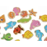 ręka dziecka chwytająca rybkę za pomocą wędki z magnesem