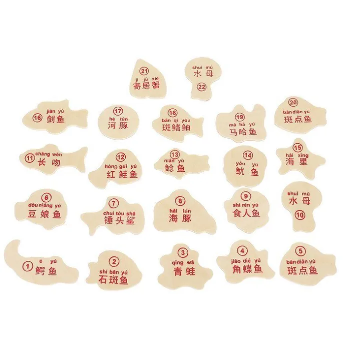 wszystkie 22 drewniane rybki rozłożone obok siebie na tle gry