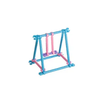 dłonie dziecka układające elementy zestawu konstrukcyjnego