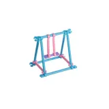 dłonie dziecka układające elementy zestawu konstrukcyjnego