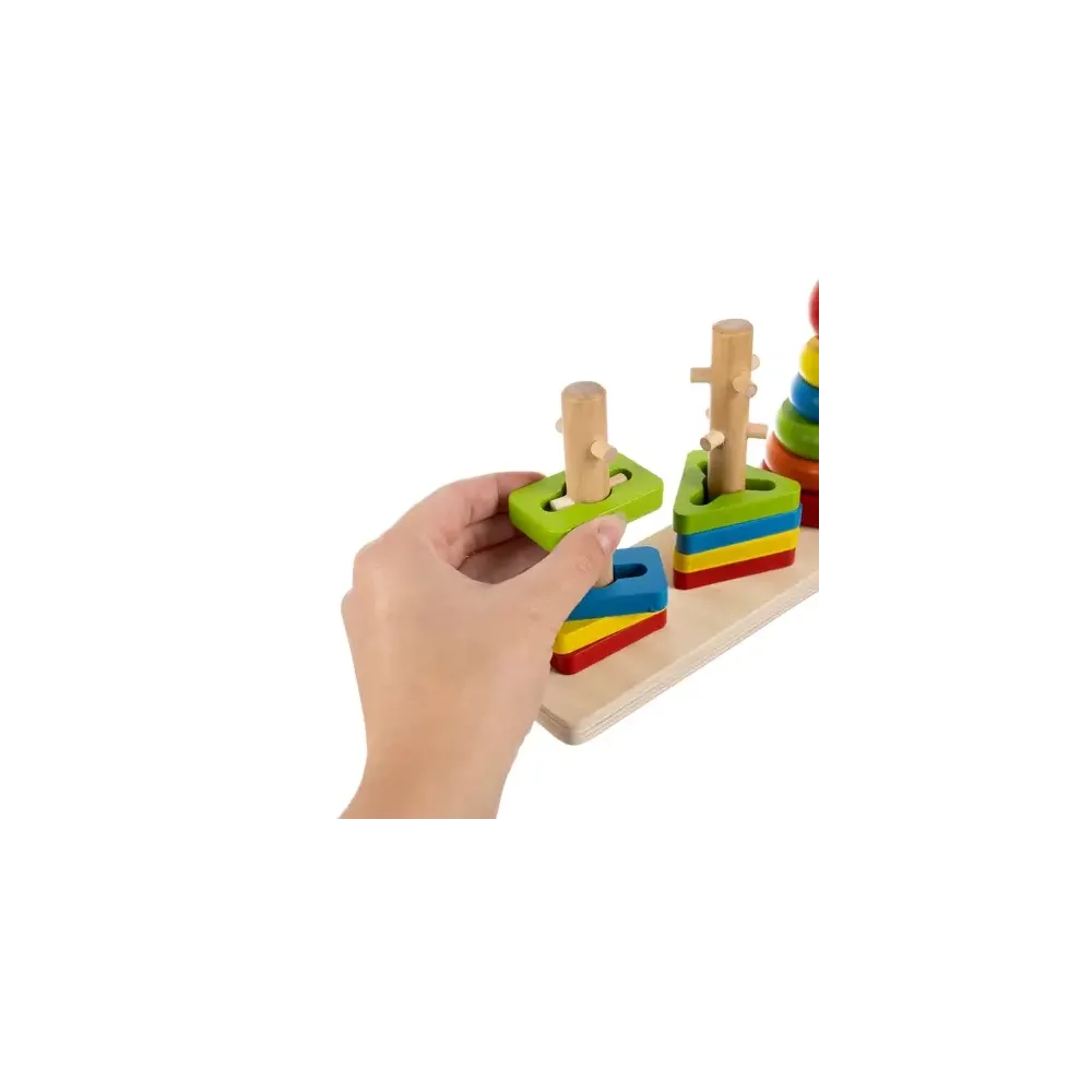 wielokolorowe klocki przygotowane do sortowania na drewnianej podstawie