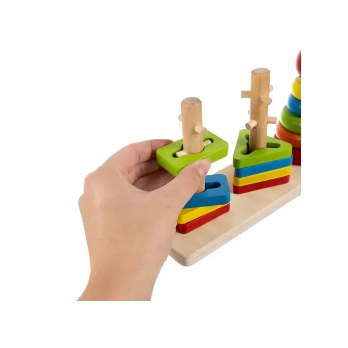 wielokolorowe klocki przygotowane do sortowania na drewnianej podstawie