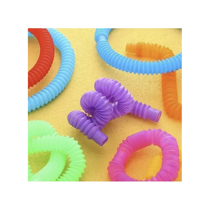 Długa połączona rura z wielu różnokolorowych rurek sensorycznych