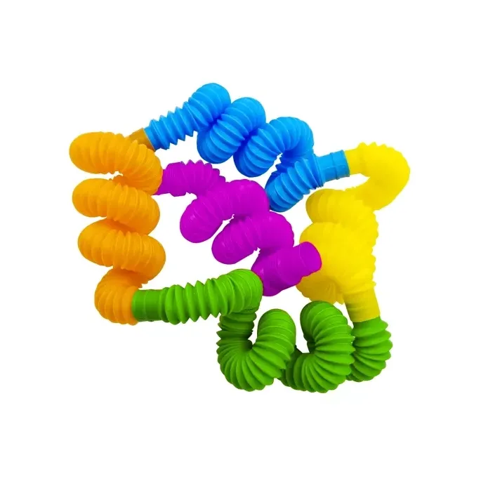 Rurka sensoryczna w niebieskim kolorze pokazana w dłoni dziecka