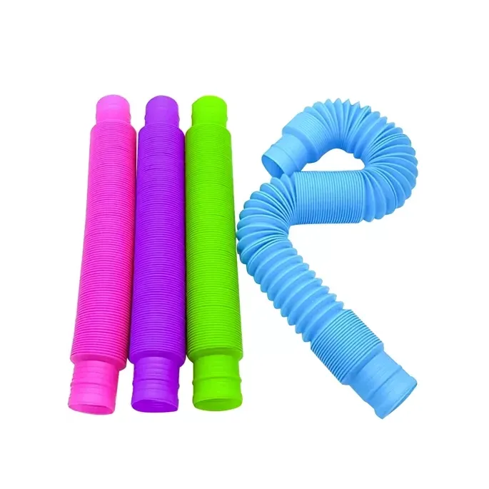 Złożone kolorowe rurki sensoryczne leżące na stole