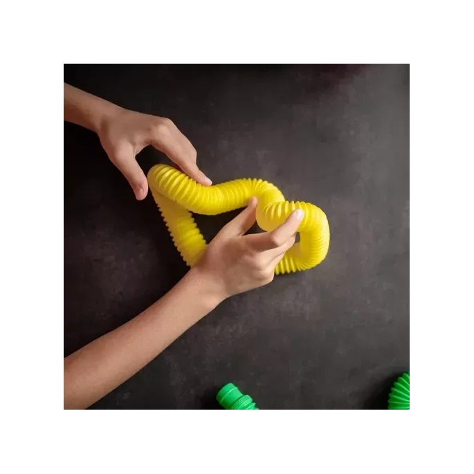 Zestaw siedmiu kolorów rurek ułożonych w wachlarz na jasnym tle