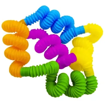 dziecko bawiące się rurkami sensorycznymi różnych kolorów