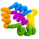 dziecko bawiące się rurkami sensorycznymi różnych kolorów