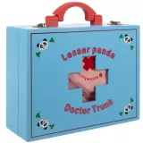 drewniane narzędzia dentysty i lekarza rozłożone obok walizki