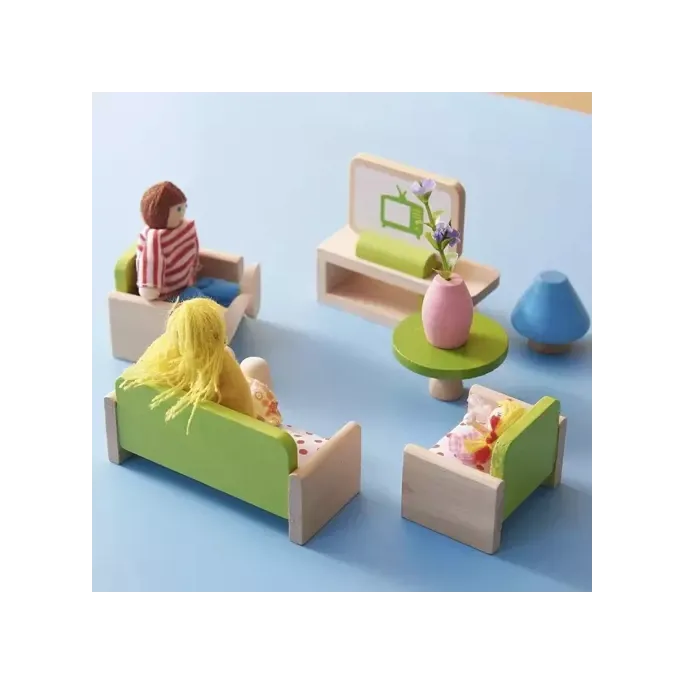 lalki w kolorowych, starannie uszytych ubrankach