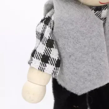 wyeksponowana rodzinka lalek stojąca przy domku dla lalek