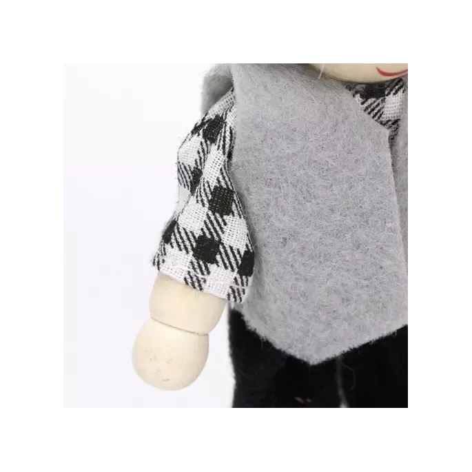 wyeksponowana rodzinka lalek stojąca przy domku dla lalek